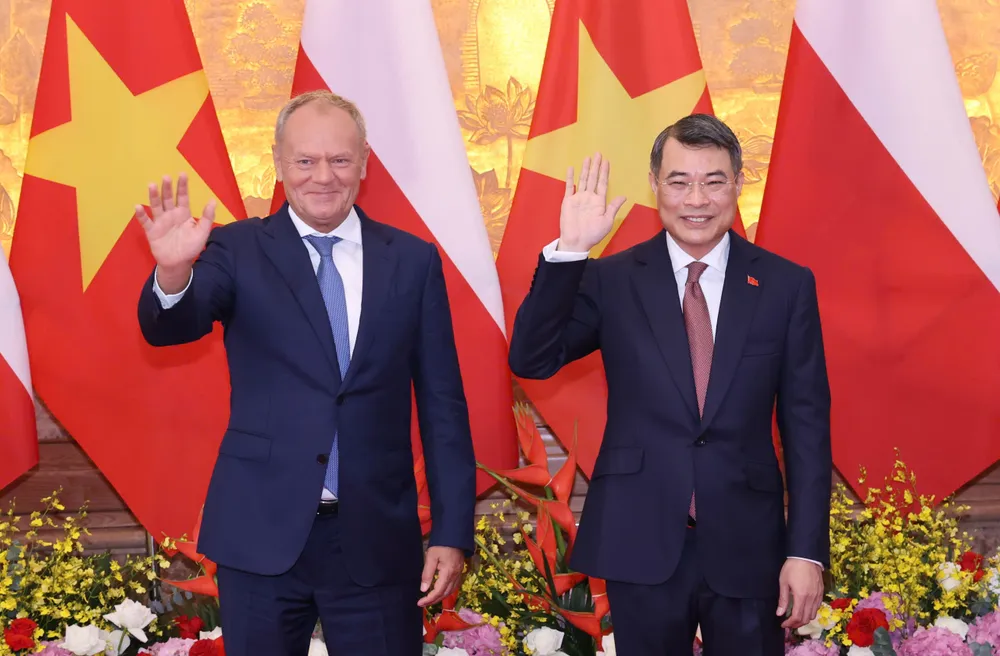 Thủ tướng Lê Minh Hưng với Thủ tướng Donald Tusk, sáng 26-10. Ảnh QUANG PHÚC.jpg