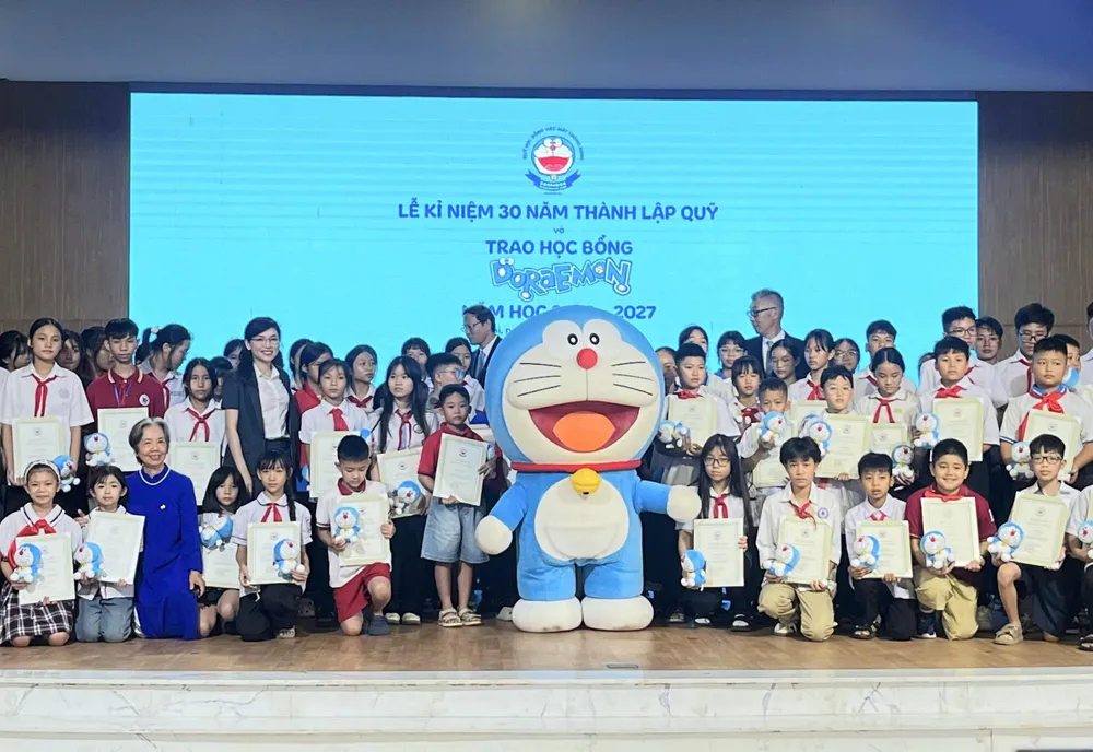 Trao học bổng Doraemon năm 2026 cho các em học sinh. Ảnh: HÀ THU