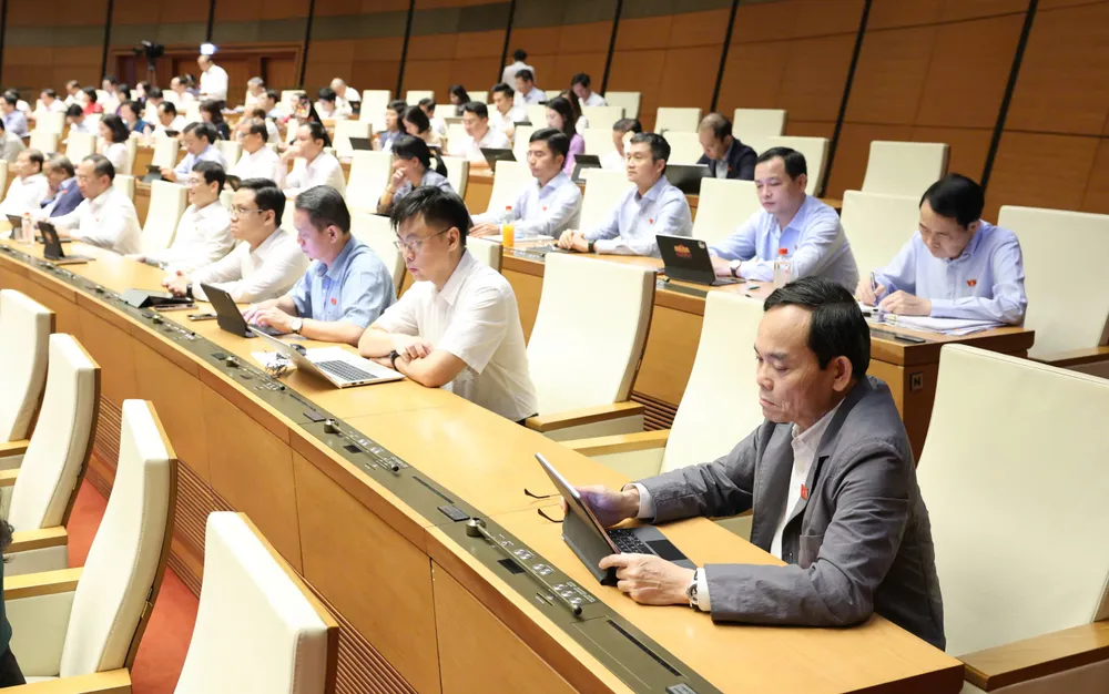 Bí thư Thành ủy TPHCM Trần Lưu Quang và các đại biểu dự phiên họp tại Hội trường Diên Hồng, chiều 30-10. Ảnh QUANG PHÚC.jpg