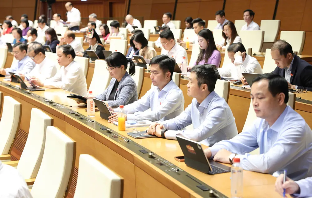 Các đại biểu Quốc hội dự phiên họp tại Hội trường Diên Hồng, chiều 30-10. Ảnh QUANG PHÚC.jpg