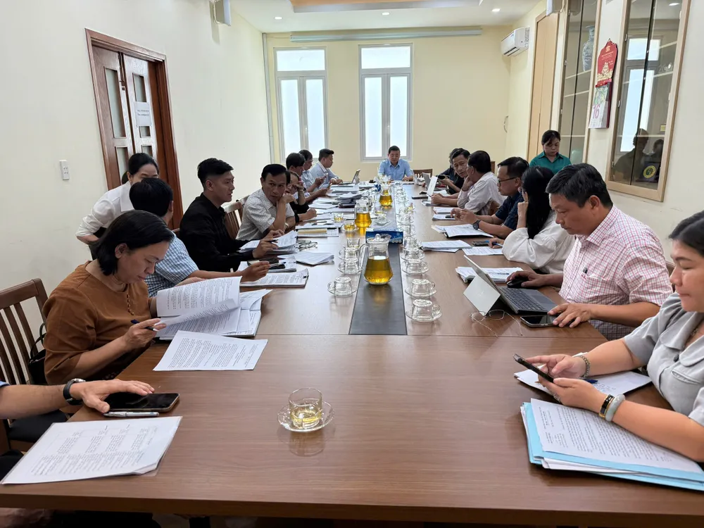 Sở TN-MT tổ chức họp gỡ vướng cấp sổ hồng cho người dân. Ảnh: Thanh Hiền