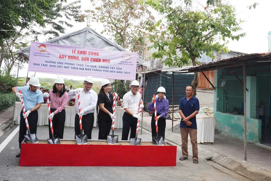 Khởi công sửa nhà cho người dân tại huyện Cần Giờ. Ảnh: HOÀNG HÙNG