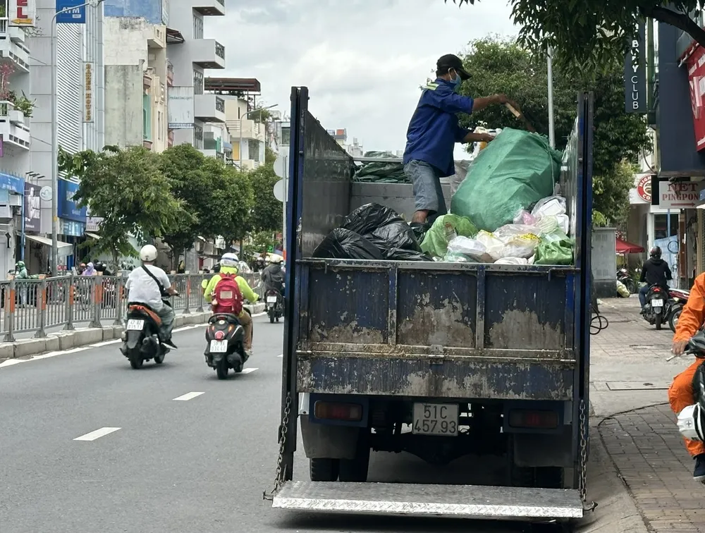 Đơn vị thu gom rác trên địa bàn phường Hạnh Thông, TPHCM. Ảnh: THANH HIỀN