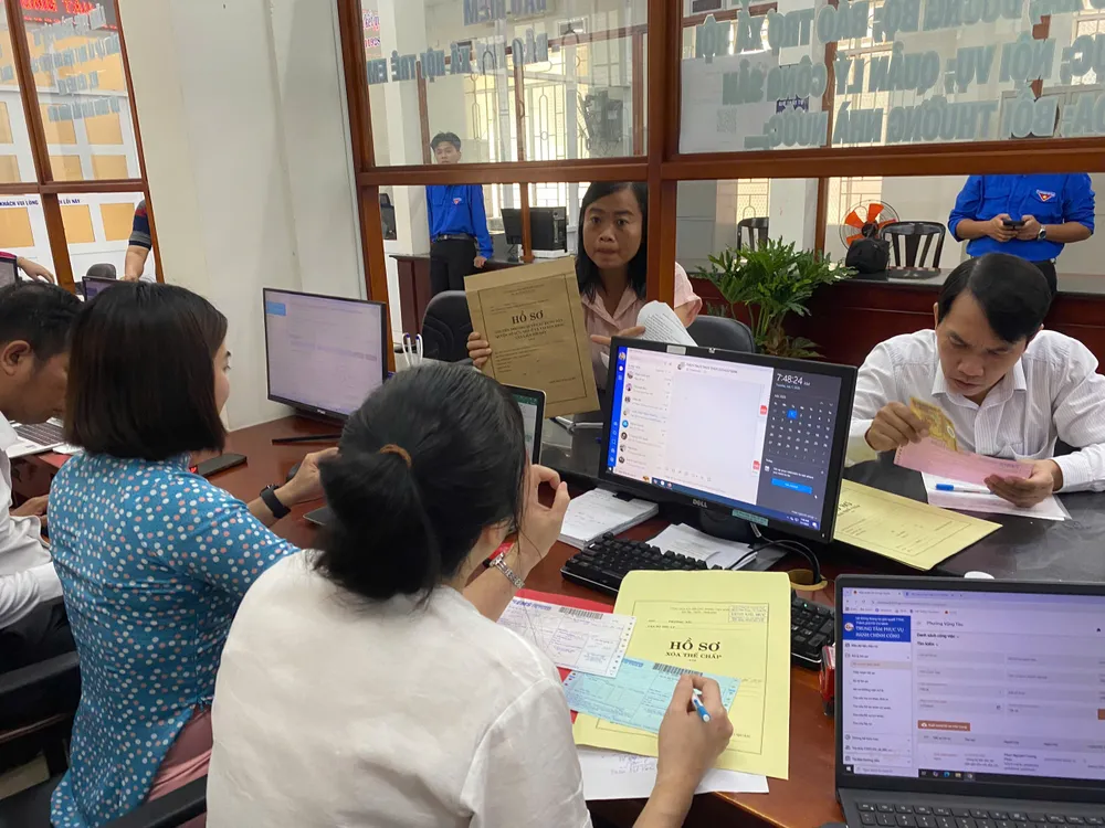 Người dân đến Trung tâm Phục vụ hành chính công phường Vũng Tàu thực hiện thủ tục hành chính. Ảnh: NÔNG NGÂN