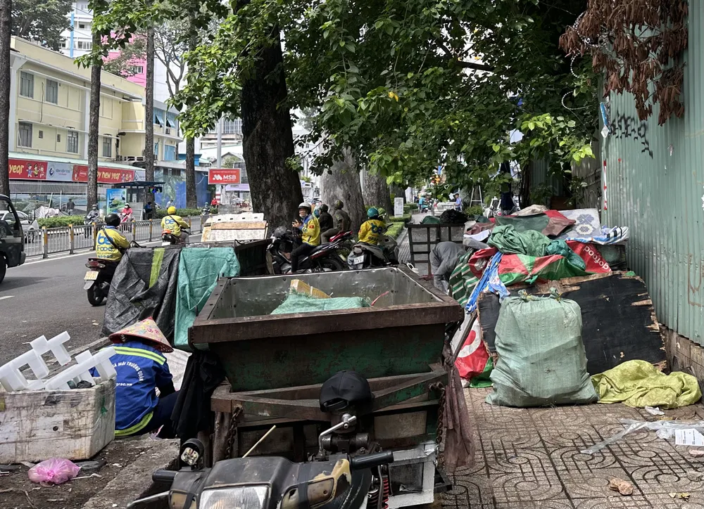 Đơn vị thu gom rác tại phường Bàn Cờ, TPHCM. Ảnh: THANH HIỀN