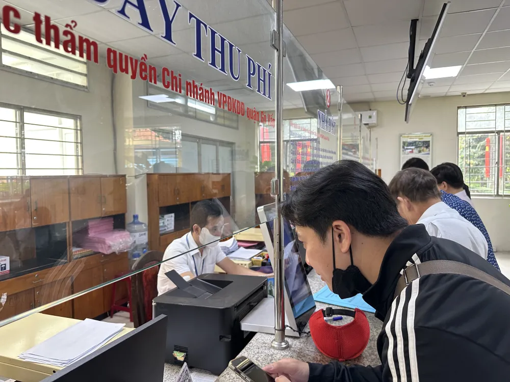 Người dân đến thực hiện thủ tục hành chính liên quan đến đất tại phường Gò Vấp, TPHCM. Ảnh: THANH HIỀN