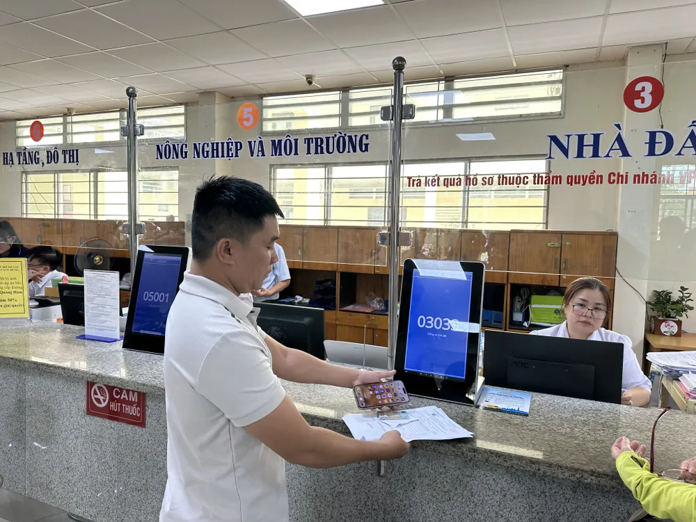 Người dân đến làm thủ tục về nhà đất tại Trung tâm Phục vụ hành chính phường Gò Vấp, TPHCM