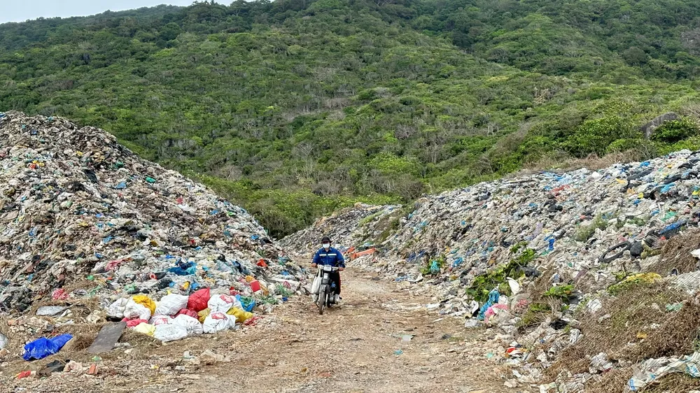 Rác chất thành núi tại khu vực Bãi Nhát - Côn Đảo. Ảnh: QUANG VŨ
