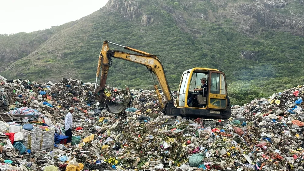 Rác chất thành núi tại khu vực Bãi Nhát - Côn Đảo. Ảnh: QUANG VŨ