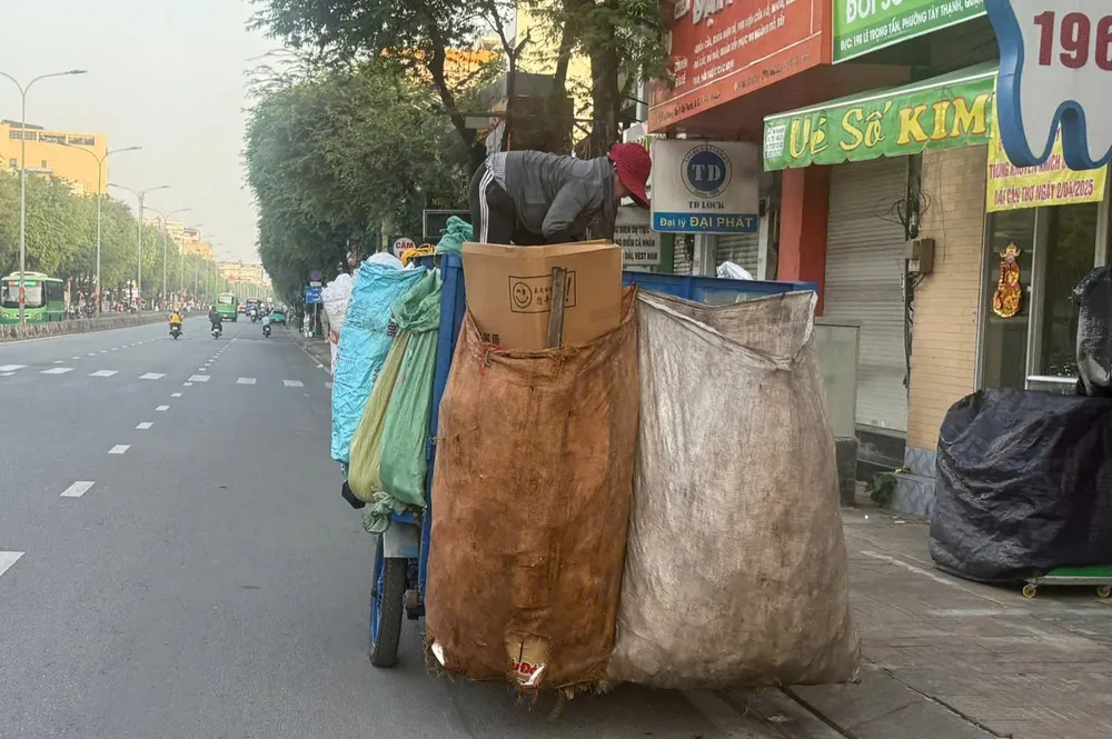 Đơn vị thu gom rác trên đường Lê Trọng Tấn, phường Tây Thạnh, TPHCM
