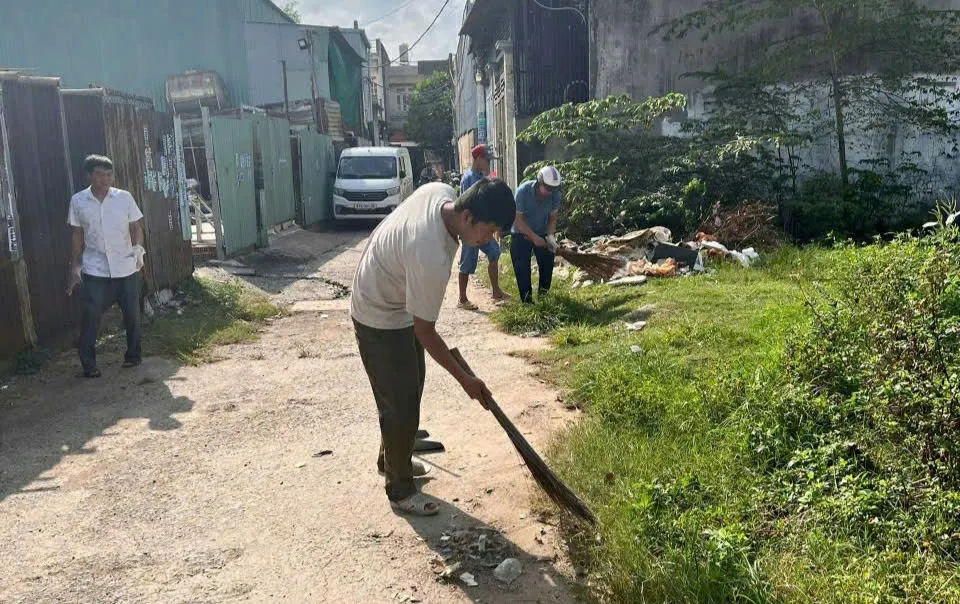 Các cán bộ xã Vĩnh Lộc, TPHCM ra quân dọn vệ sinh trên địa bàn xã. Ảnh: THANH HIỀN