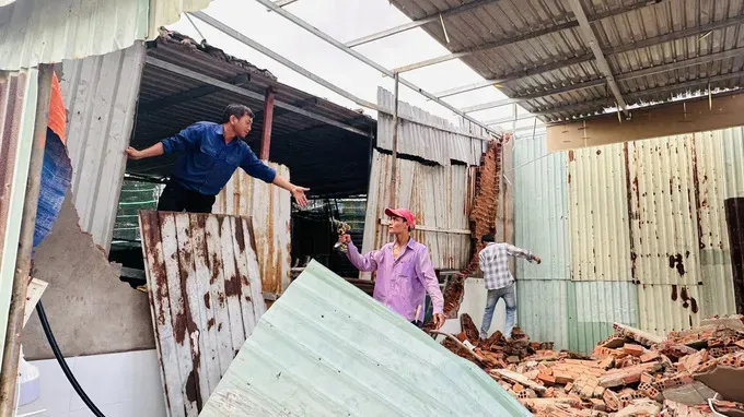 Hàng loạt công trình xây dựng trái phép trên địa bàn phường Phước Thắng đang được tiếp tục tháo dỡ. Ảnh: QUANG VŨ 