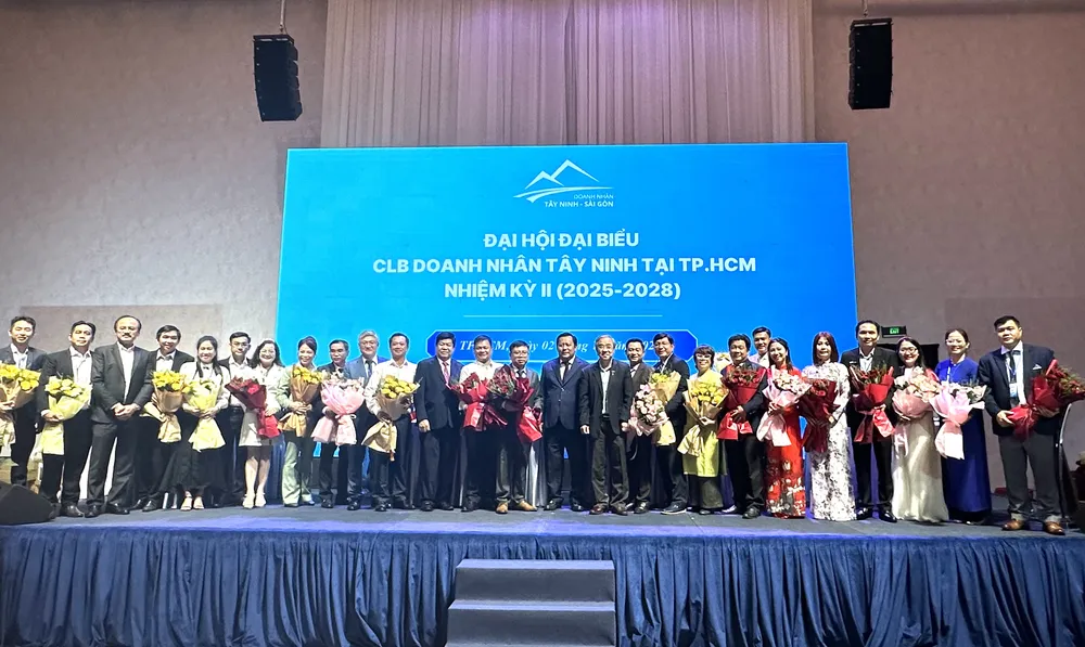 Ban Chấp hành CLB Doanh nhân Tây Ninh tại TPHCM tại Đại hội đại biểu nhiệm kỳ II. Ảnh: THANH HIỀN