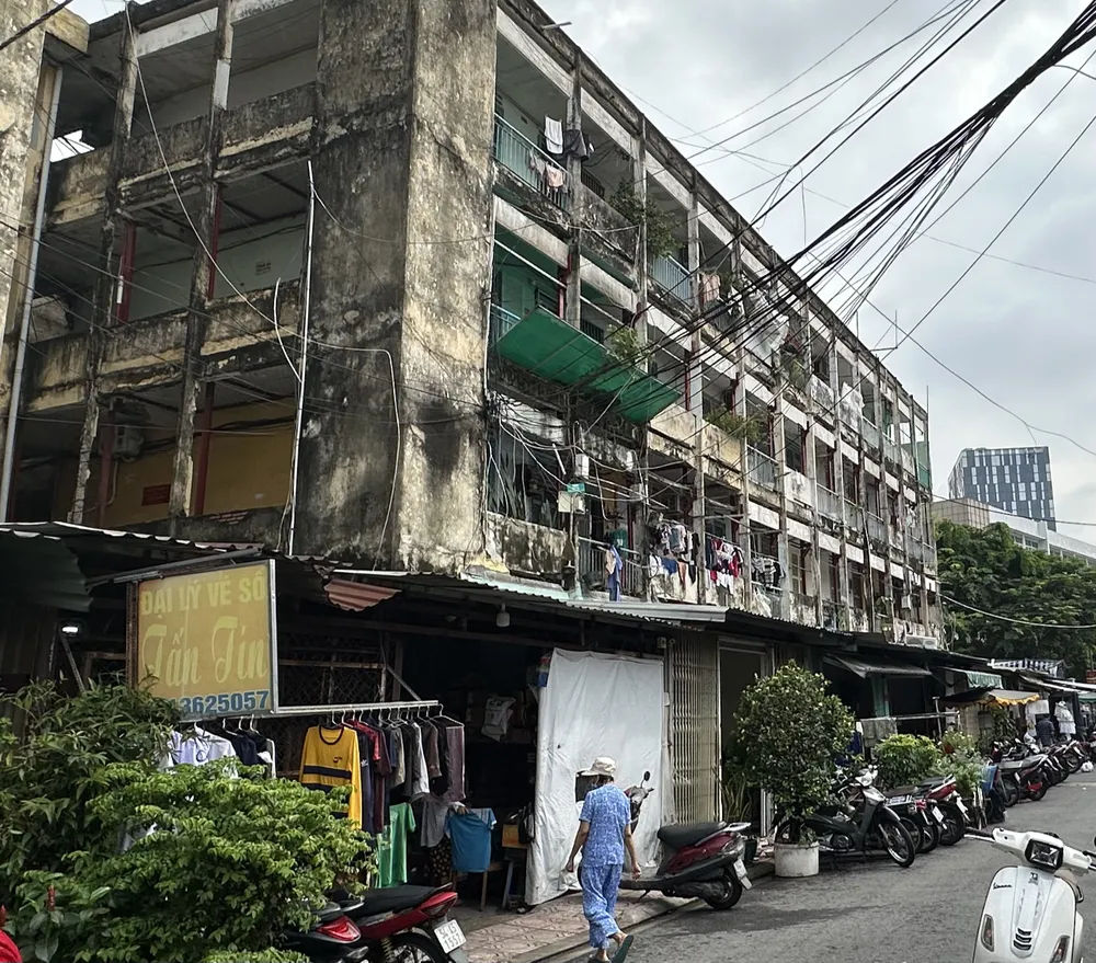 Chung cư Vĩnh Hội, phường Khánh Hội, nhiều năm nay đã xuống cấp trầm trọng. Ảnh: THANH HIỀN