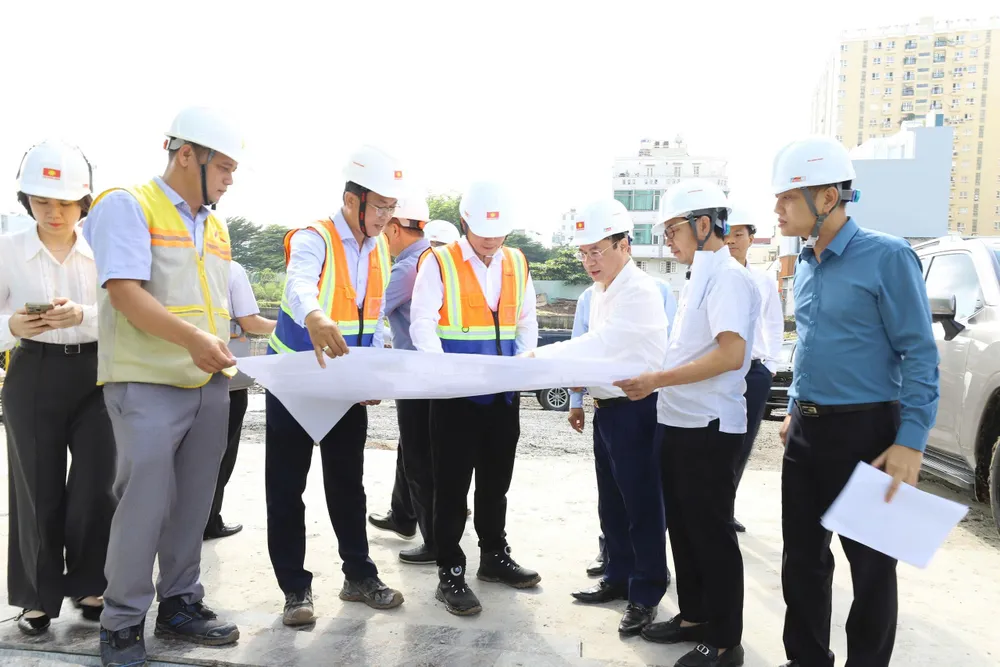 Đoàn giám sát Bộ Xây dựng đang giám sát tại dự án nhà ở cho lực lượng công an tại đường Nguyễn Văn Quá. Ảnh: THANH HIỀN