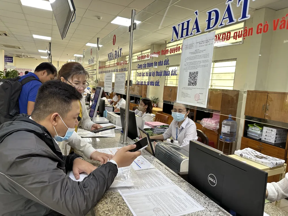 Người dân đến UBND phường Gò Vấp (TPHCM) làm thủ tục liên quan đến nhà đất. Ảnh: THANH HIỀN