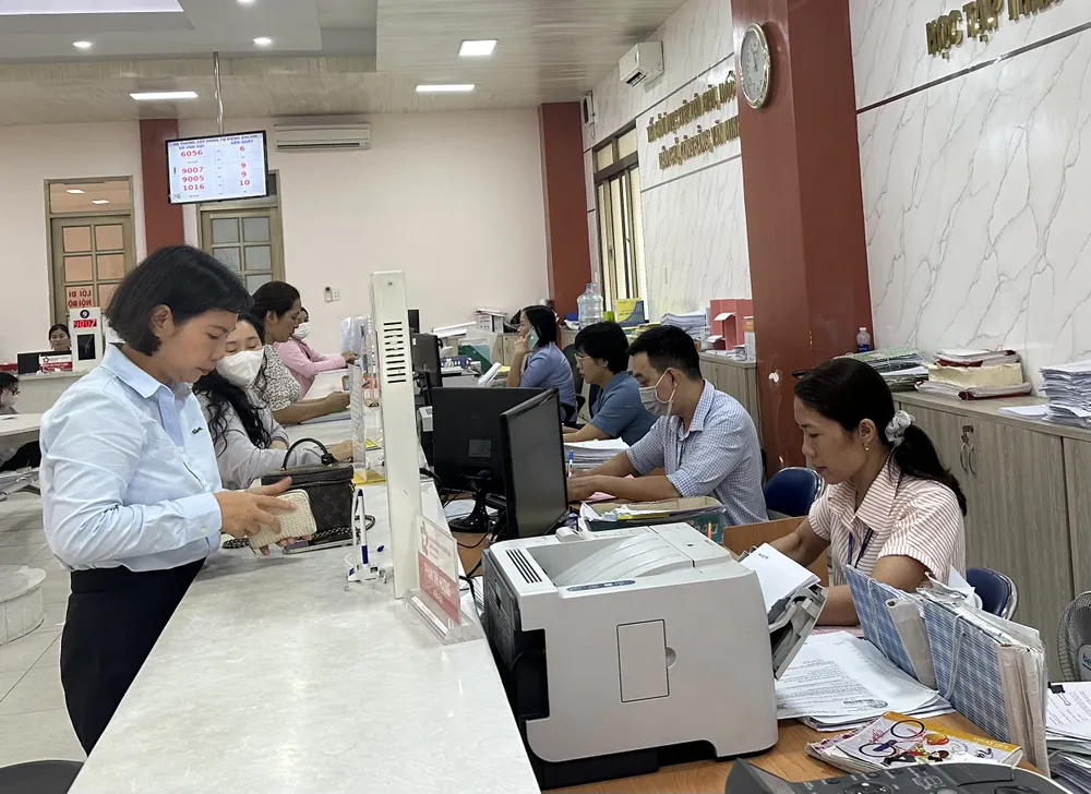 Người dân đến liên hệ làm việc tại UBND phường Tân Bình, TPHCM. Ảnh: THANH HIỀN