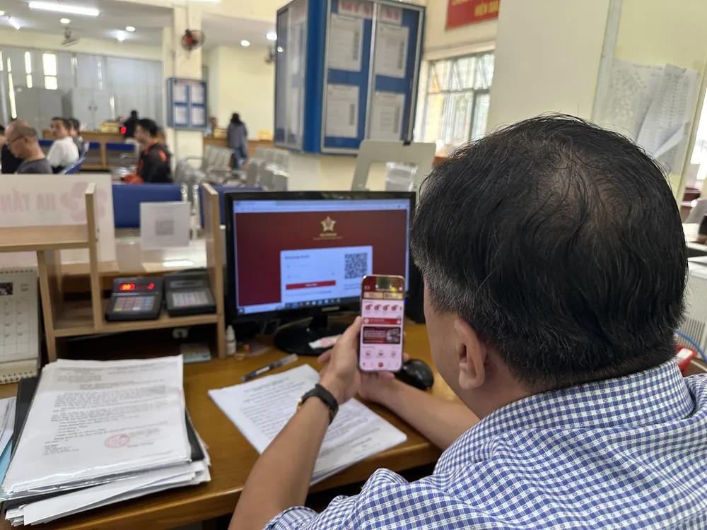 Cán bộ phường Thông Tây Hội, TPHCM tiếp nhận hồ sơ cấp giấy phép xây dựng của người dân gửi qua hình thức trực tuyến. Ảnh: THANH HIỀN