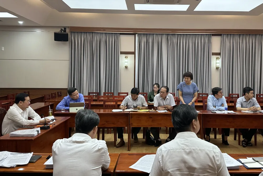 Tổ Công tác 1645 làm việc với chủ đầu tư gỡ vướng cấp sổ hồng cho người dân. Ảnh: THANH HIỀN