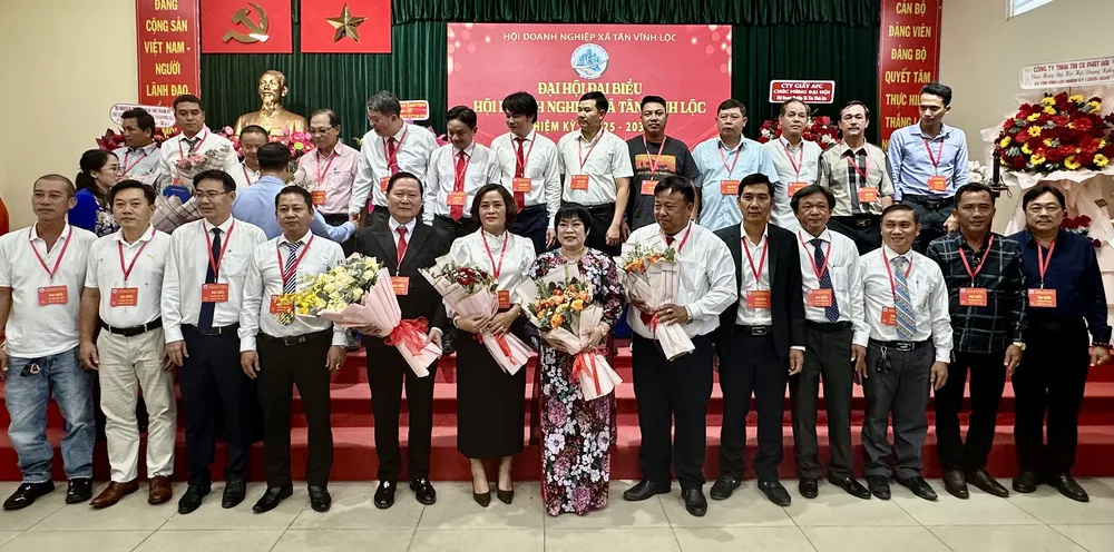 Ban chấp hành Hội Doanh nghiệp xã Tân Vĩnh Lộc nhiệm kỳ 2025-2030 ra mắt đại hội. Ảnh: THANH HIỀN