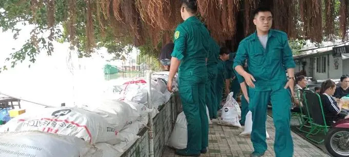 Lực lượng dân quân tự vệ phường Bình Quới, TPHCM gia cố đê bao bờ sông Sài Gòn. Ảnh: MINH HẢI