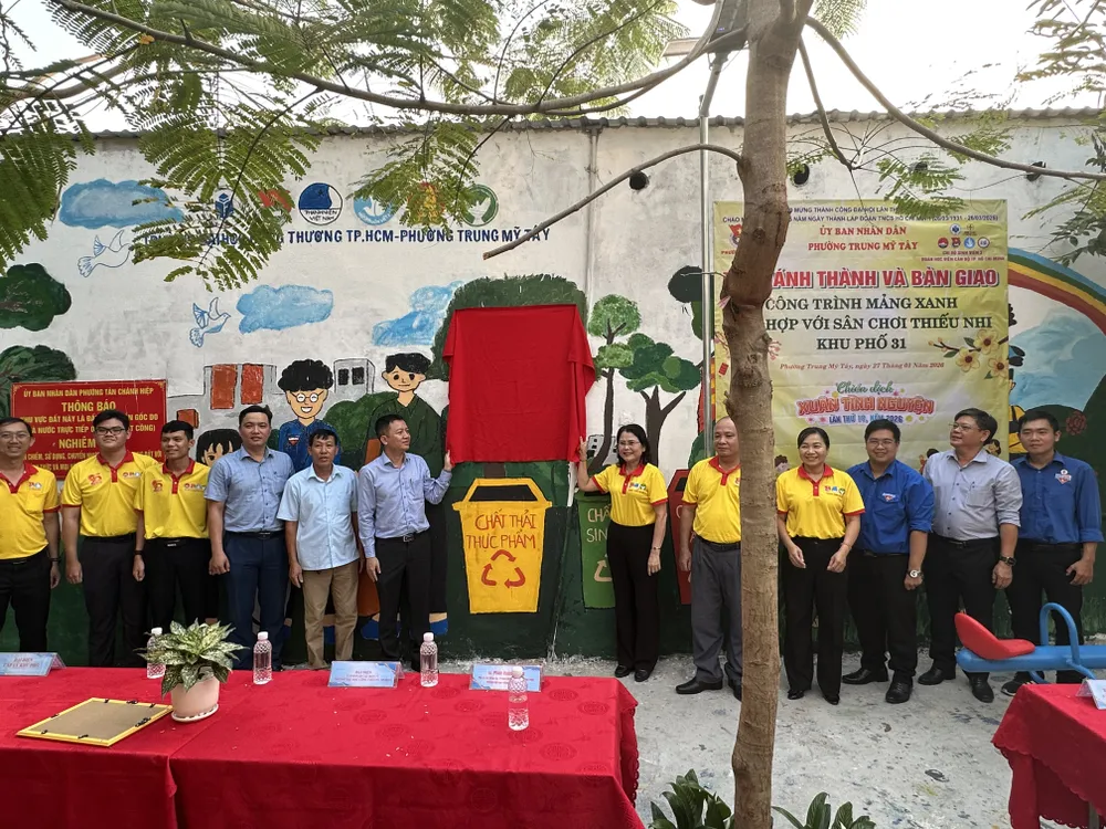 Lễ khánh thành và bàn giao công trình mảng xanh kết hợp với sân chơi thiếu nhi tại Khu phố 31. Ảnh: THANH HIỀN