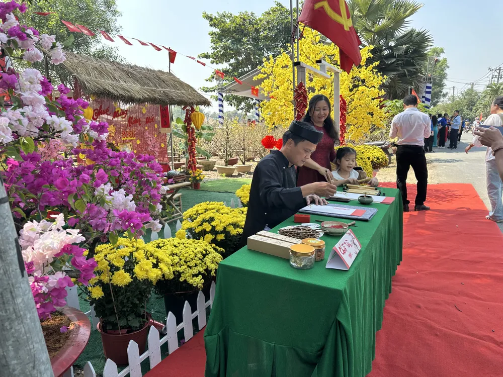 Người dân đến tham quan tại buổi khai mạc đường hoa mai vàng Bình Lợi. Ảnh: THANH HIỀN