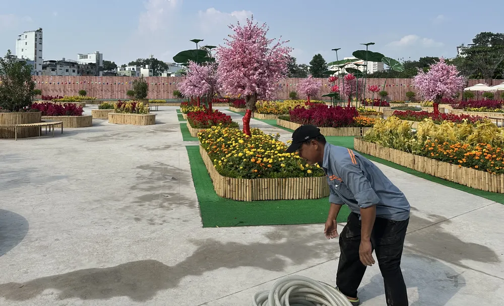 Vườn hoa tại 152 Trần Phú, phường Chợ Quán. Ảnh: THANH HIỀN