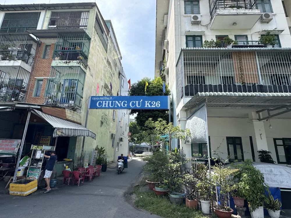 Cư dân Chung cư K26, phường Hạnh Thông (TPHCM) đã vào ở hơn 16 năm nay vẫn chưa được cấp sổ hồng. Ảnh: THANH HIỀN