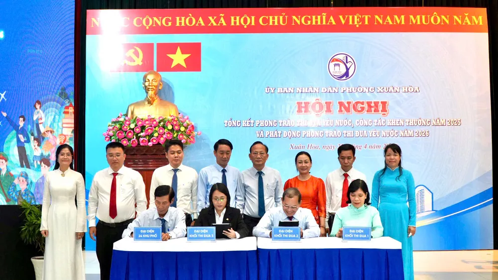 Các khối thi đua của phường Xuân Hòa ký kết giao ước thi đua tại hội nghị. Ảnh: TH