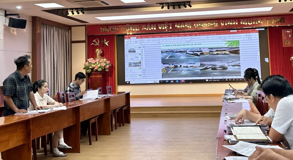 Tổ công tác 1645 tại buổi họp gỡ vướng cấp sổ hồng cho người mua nhà tại các dự án phát triển nhà ở thương mại trên địa bàn TPHCM. Ảnh: THANH HIỀN