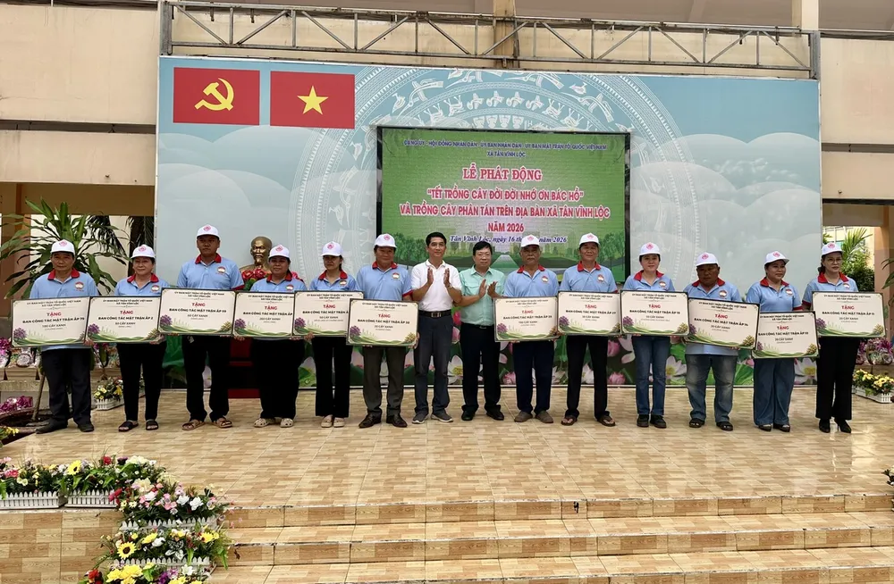 Ông Nguyễn Toàn Thắng, Phó Chủ tịch Thường trực Hội Bảo vệ thiên nhiên và môi trường TPHCM tặng 1.000 cây xanh cho xã Tân Vĩnh Lộc. Ảnh: THANH HIỀN