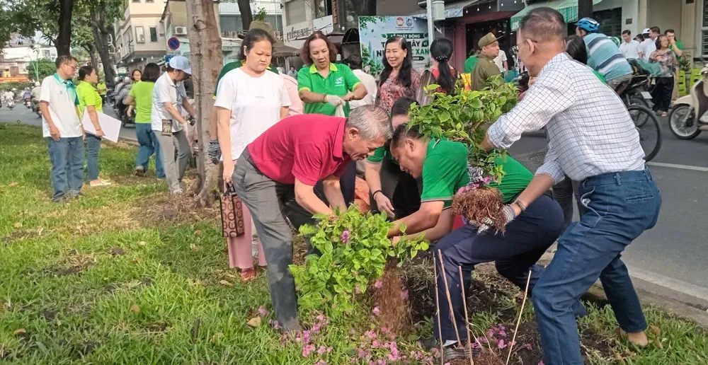 Phường Nhiêu Lộc ra quân trồng cây xanh. Ảnh: MINH HẢI