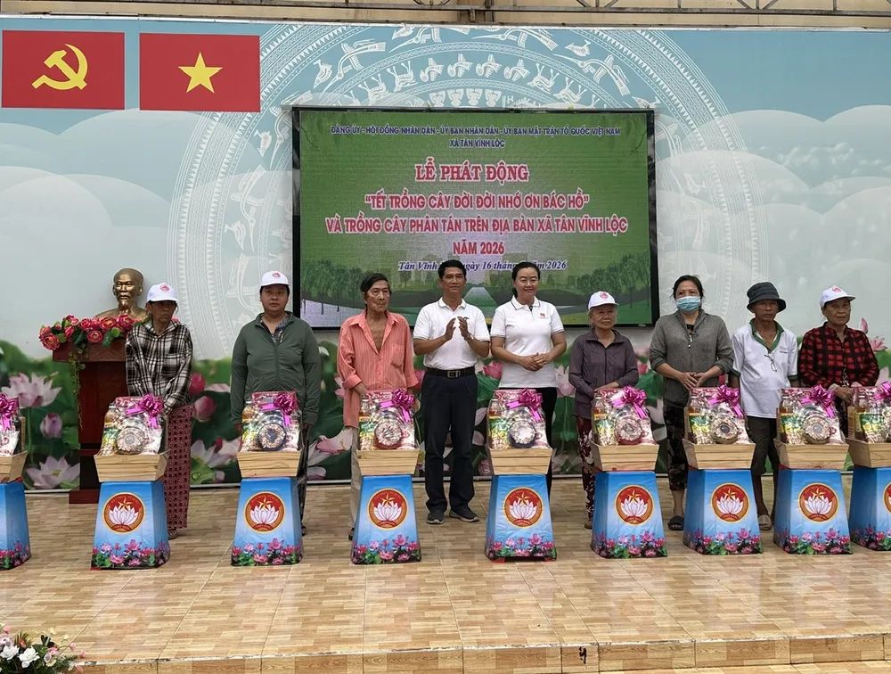 Tại lễ phát động, xã Tân Vĩnh Lộc đã vận động mạnh thường quân tặng nhiều phần quà cho các trường học, người dân có hoàn cảnh khó khăn trên địa bàn. Ảnh: THANH HIỀN