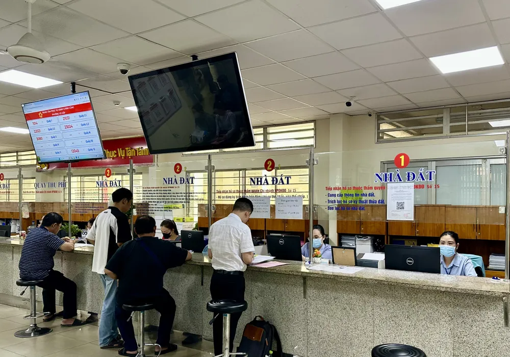 Người dân đến Chi nhánh Văn phòng Đăng ký đất đai số 15 (332 đường Quang Trung, phường Gò Vấp) thực hiện thủ tục. Ảnh: THANH HIỀN