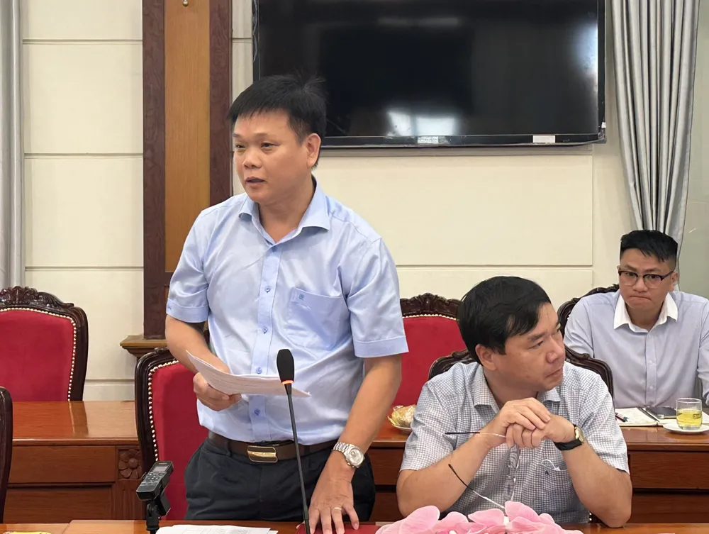 Ông Khải Quốc Bình, Phó Giám đốc Sở Xây dựng TPHCM báo cáo tại hội nghị