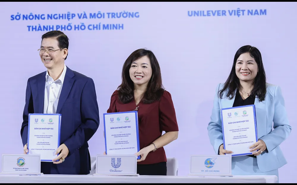 Lễ ký kết hợp tác về phối hợp triển khai kế hoạch phân loại rác tại nguồn. Ảnh: THANH HIỀN