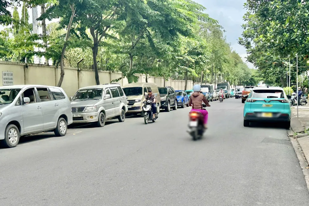 Tại hẻm 468 đường Phan Văn Trị, xe ô tô thường xuyên đỗ dưới lòng đường. Ảnh: THANH HIỀN