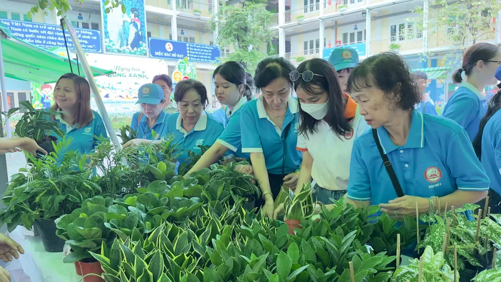 Người dân tham gia Ngày hội Sống xanh. Ảnh: TH