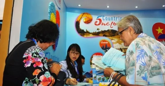 Khách hàng tìm hiểu về  các tour du lịch tại ITE HCM 2016