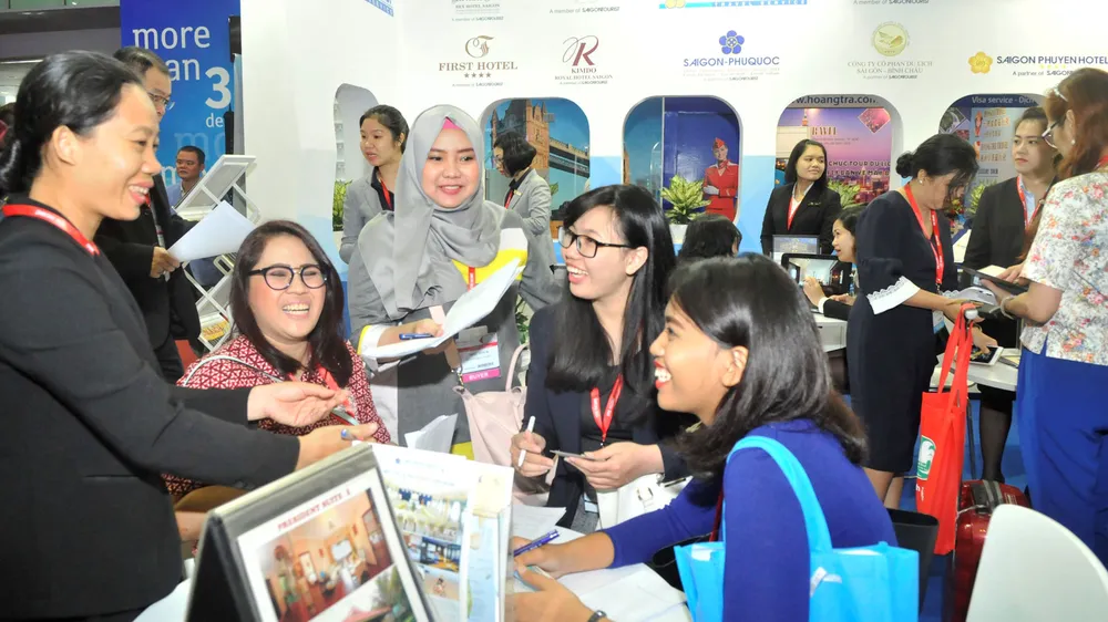 Khách đặt tour, khách sạn tại Hội chợ Du lịch Quốc tế TPHCM 2017. Ảnh: CAO THĂNG