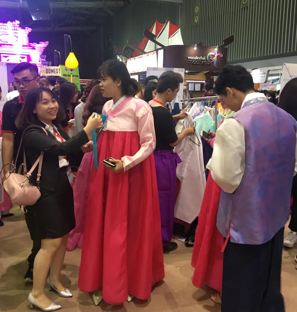 Tấp nập khách tham quan ngày khai mạc ITE HCM 2017 ảnh 2