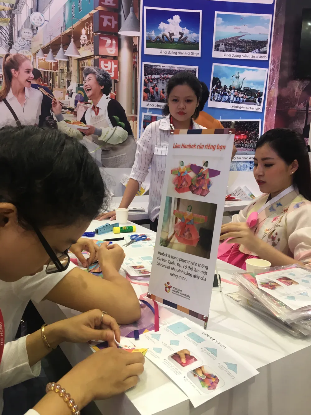 Chen chân xếp hàng mua tour ngày cuối tại ITE HCM 2017 ảnh 3