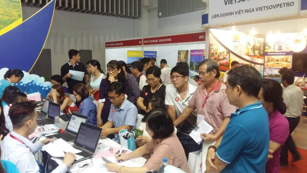 Chen chân xếp hàng mua tour ngày cuối tại ITE HCM 2017 ảnh 1