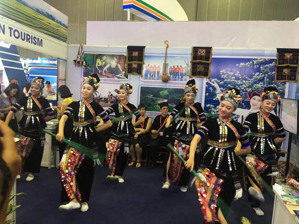 Chen chân xếp hàng mua tour ngày cuối tại ITE HCM 2017 ảnh 4