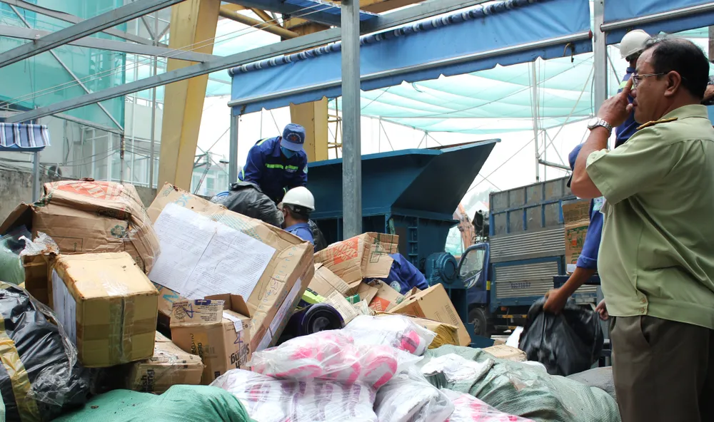 Tiêu hủy lô hàng trị giá gần 7 tỷ đồng ảnh 1