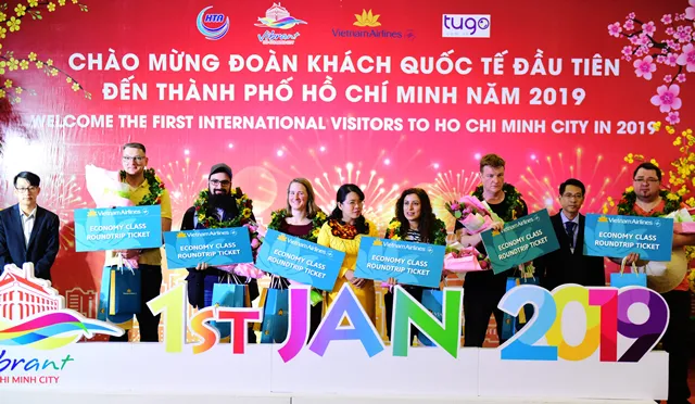 Đoàn khách quốc tế đầu tiên “xông đất” TPHCM năm mới 2019 ảnh 1