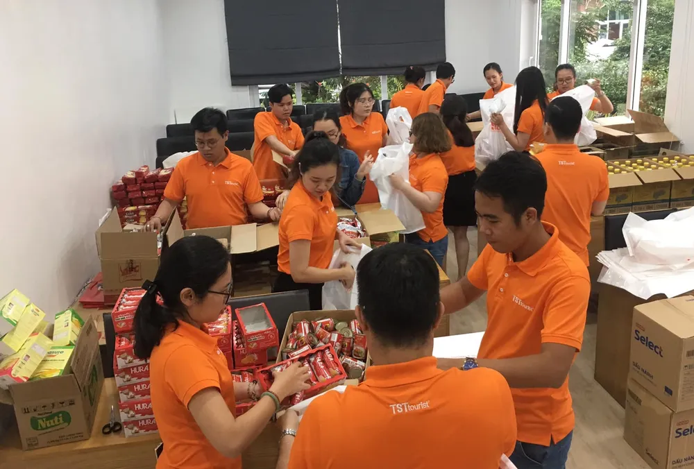 Trao tặng hàng ngàn phần quà cho trẻ em, người già neo đơn ảnh 1