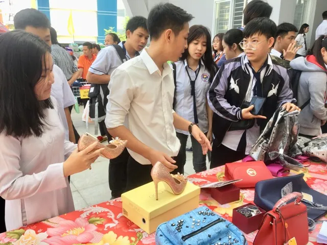 Hàng trăm học sinh tìm cách phân biệt hàng thật, hàng giả ảnh 1