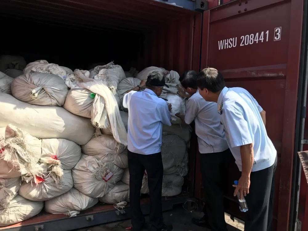 Phát hiện 3 container bọc nệm giả xuất xứ Việt Nam ảnh 1